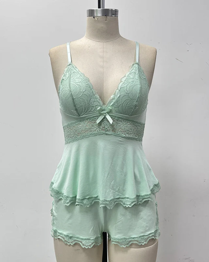 Ensemble de nuit en dentelle avec caraco et short à col en V