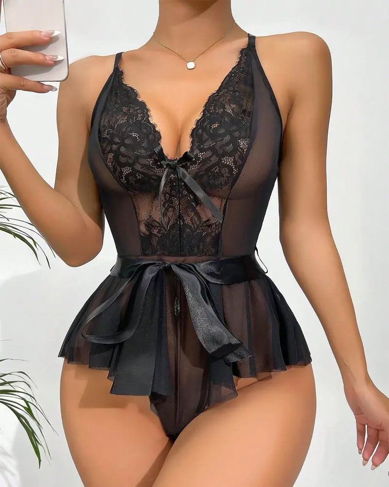 Une pièce sexy en dentelle avec nœud