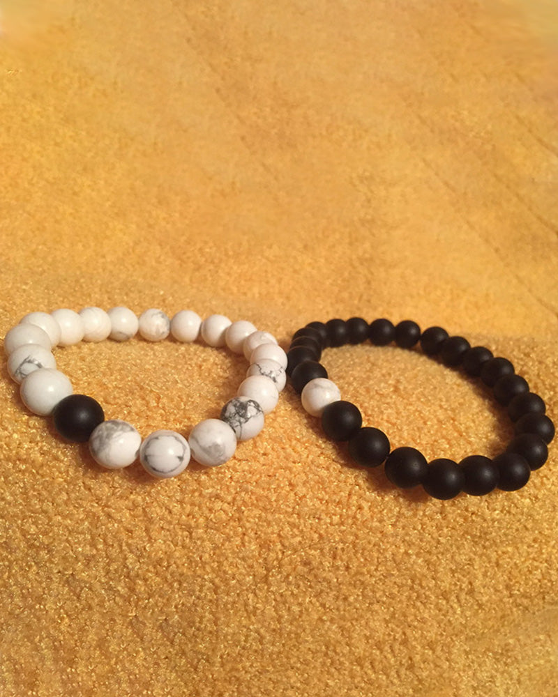 Ensemble de bracelets pour couple tissés en perles noires et blanches