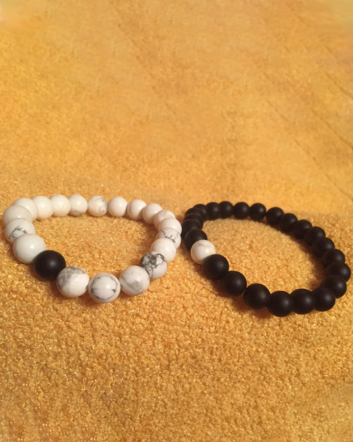 Ensemble de bracelets pour couple tissés en perles noires et blanches