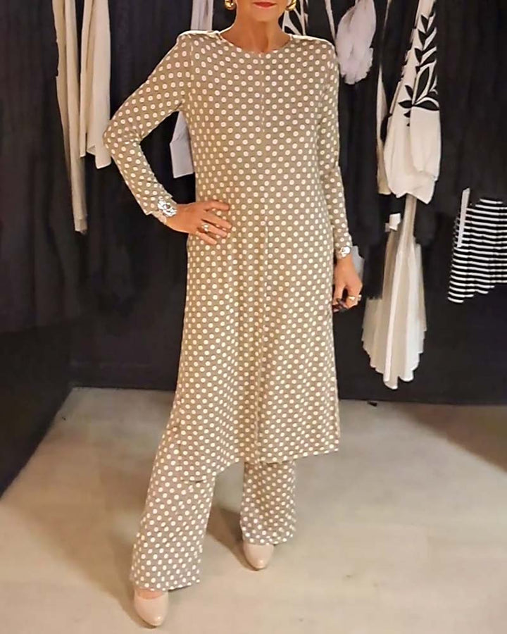 Costume élégant fendu à pois