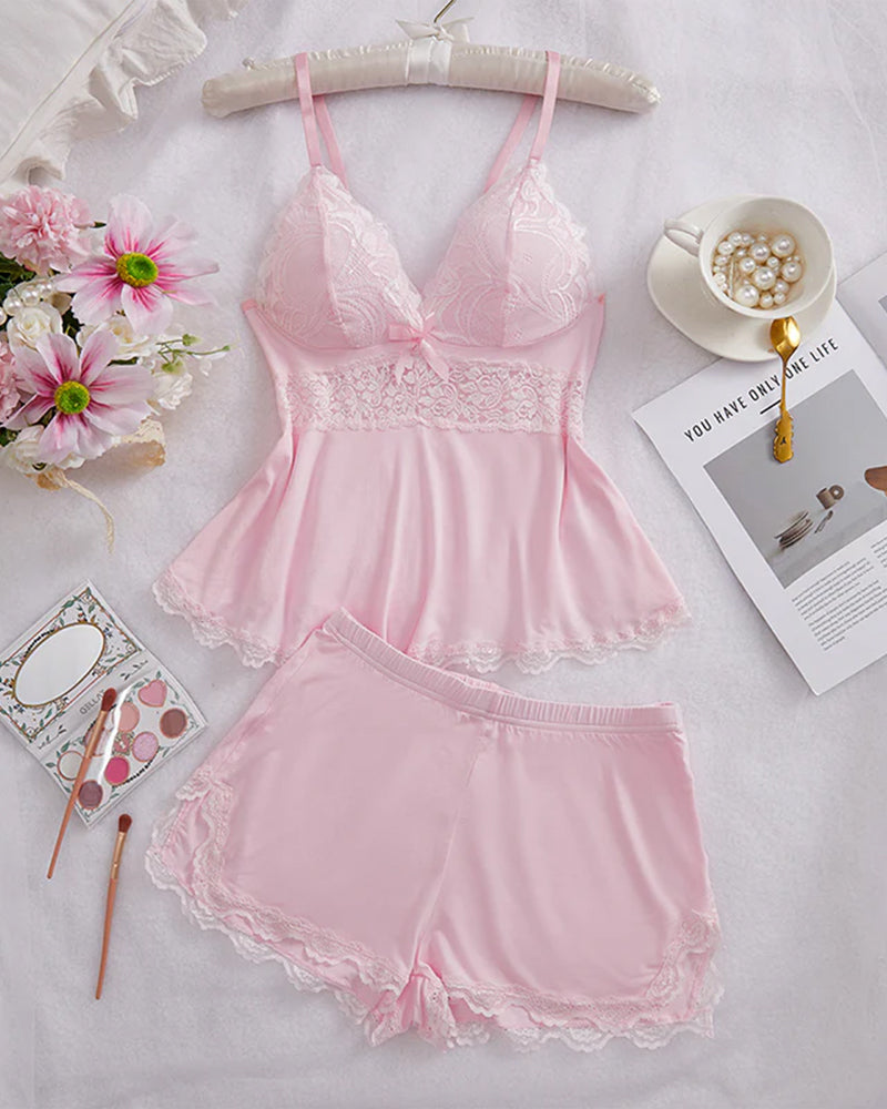 Ensemble de nuit en dentelle avec caraco et short à col en V