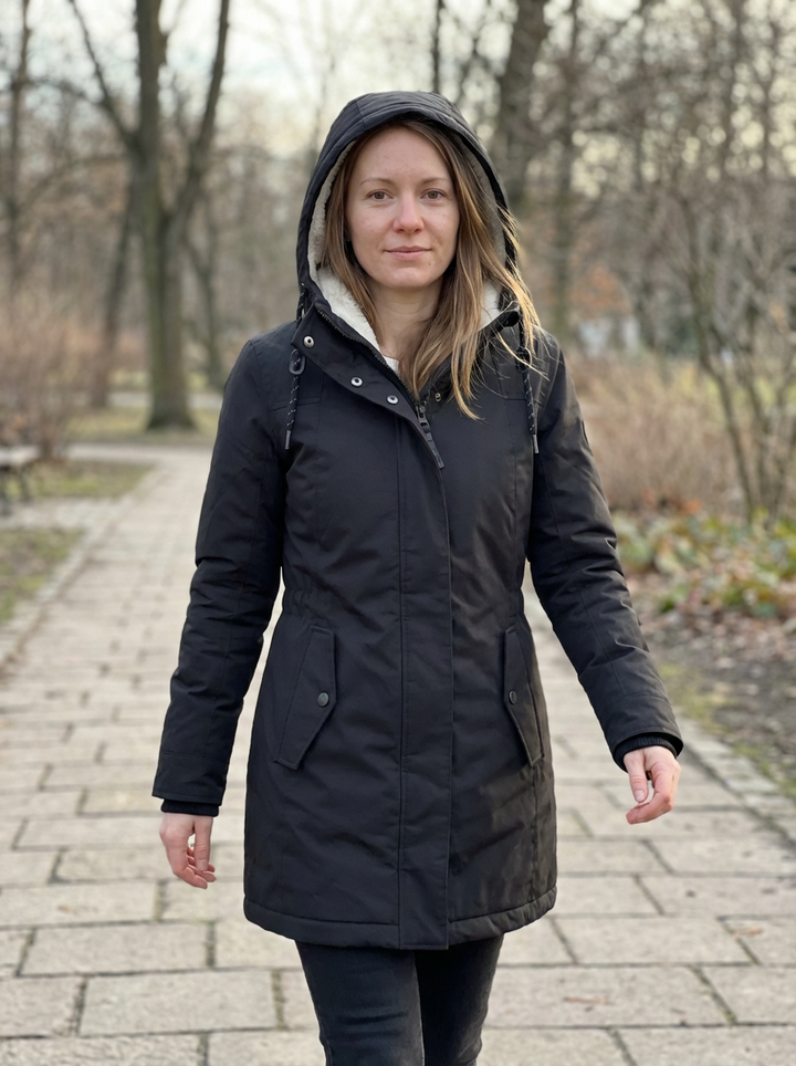Maëlle – Le manteau qu’on enfile sans réfléchir, même les matins pressés.