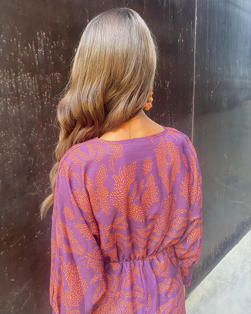 Robe élégante à manches longues et col en V imprimé vintage
