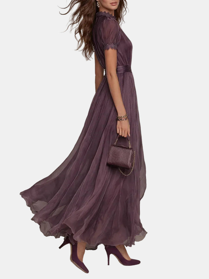 Élise | Longue robe violette avec découpe et finitions en dentelle