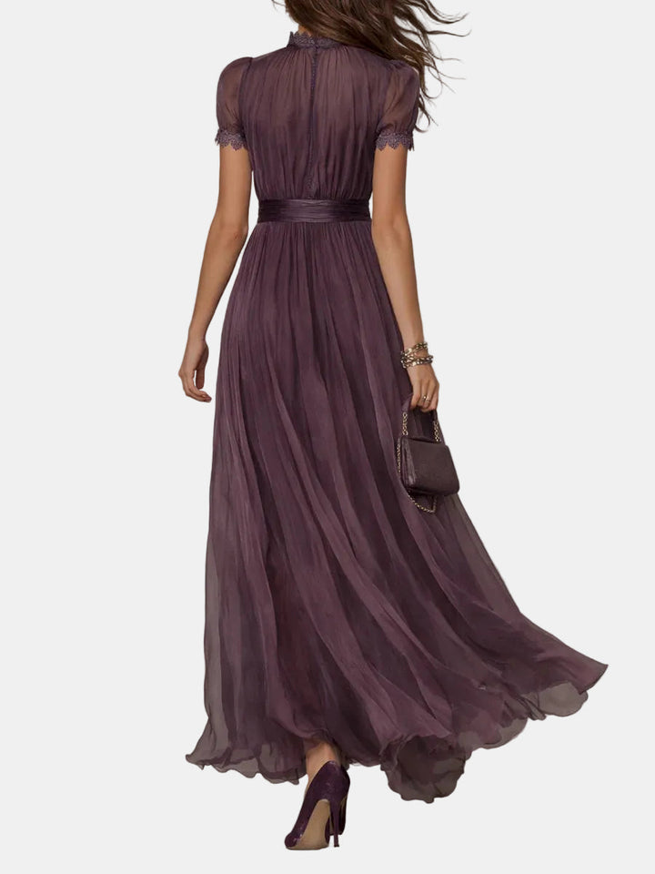 Élise | Longue robe violette avec découpe et finitions en dentelle