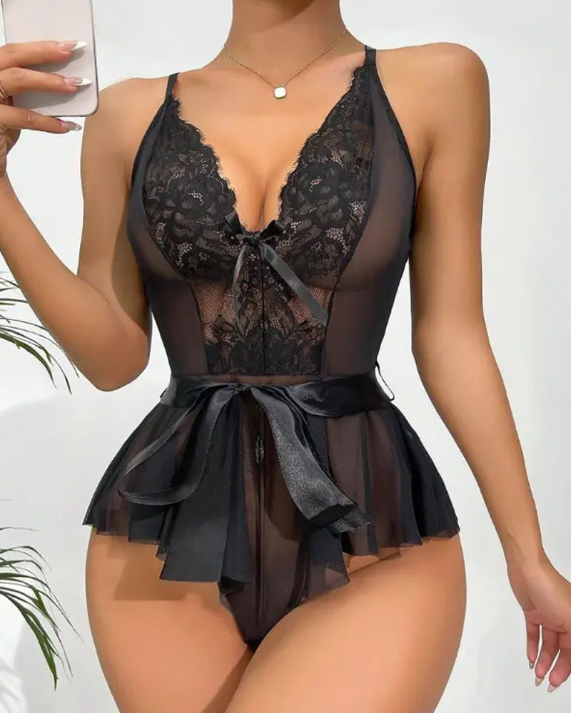 Une pièce sexy en dentelle avec nœud