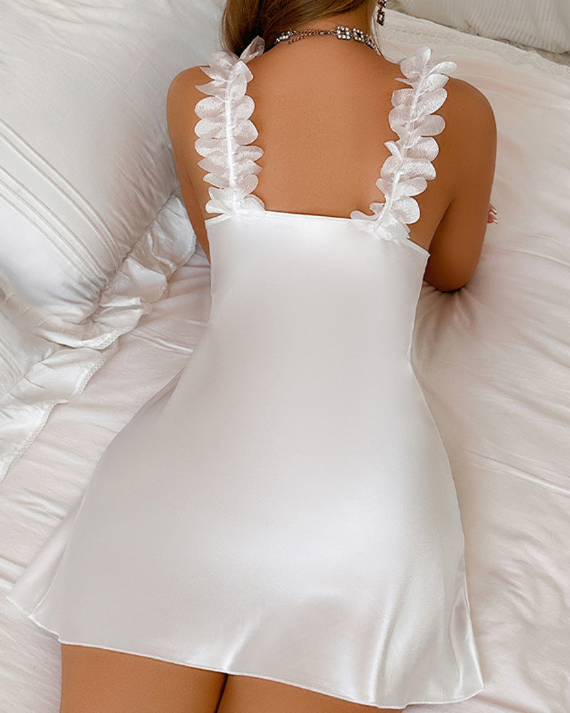 Chemise De Nuit Satinée À Fleurs Avec Jarretelles